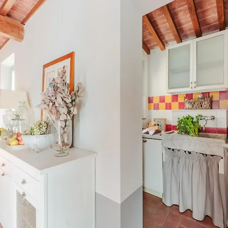With Shared Pool In San Rocco Villa Lamporecchio