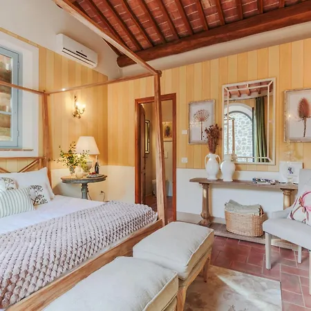 Villa With Shared Pool In San Rocco