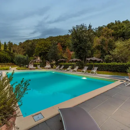 Villa With Shared Pool In San Rocco