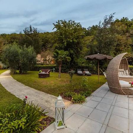 Villa With Shared Pool In San Rocco