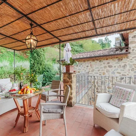 Villa With Shared Pool In San Rocco