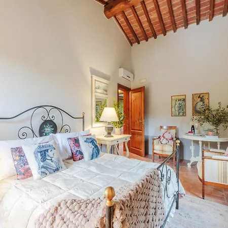 Villa With Shared Pool In San Rocco *