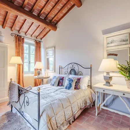 Villa With Shared Pool In San Rocco
