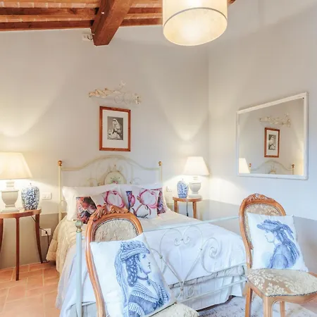 Villa With Shared Pool In San Rocco