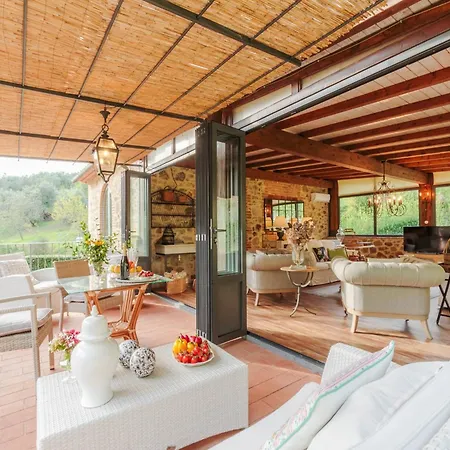 Villa With Shared Pool In San Rocco *